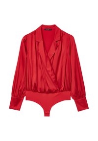 Body rosso in raso a maniche lunghe con design avvolgente, colletto a camicia e morbide maniche a palloncino; presenta una parte inferiore aderente con chiusura a snap.