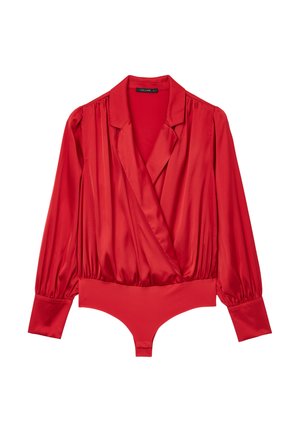 Roter Satin-Bodysuit mit langen Ärmeln, Wickeldesign, Hemdkragen und sanft gepufften Ärmeln; besitzt einen figurbetonten Unterteil mit Druckknopfverschluss.