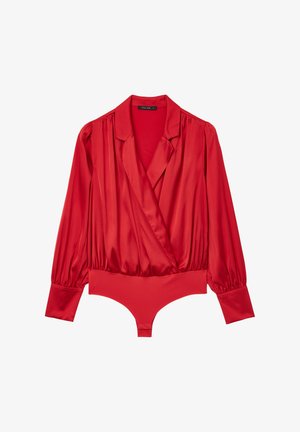 Roter Satin-Bodysuit mit langen Ärmeln, Wickeldesign, Hemdkragen und sanft gepufften Ärmeln; besitzt einen figurbetonten Unterteil mit Druckknopfverschluss.