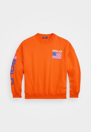 Narancssárga pamut környakú pulóver kék "POLO" felirattal az ujjon és egy elülső zsebbel, amelyen amerikai zászló mintázat található.