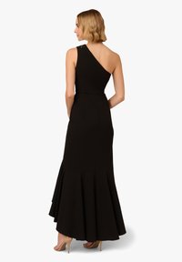 Czarna sukienka na jedno ramię z dopasowanym gorsetem, rozkloszowanym dołem i subtelnym zdobieniem na ramieniu. Gładki materiał i elegancka sylwetka.