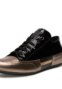 Sneaker in pelle verniciata nera con punta in bronzo metallico, lacci neri, linguetta con marchio e accento dorato sul lato. Design texture e elegante.