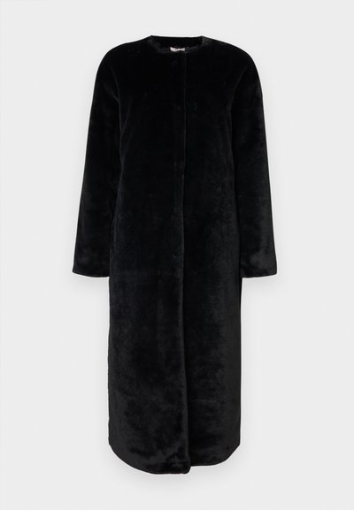 Crni dugi kaput od mekanog, plišanog materijala. Ima okrugli izrez, duge rukave i ravni kroj bez vidljivih zatvarača.