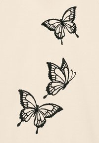 Tessuto crema con tre farfalle nere ricamate, caratterizzate da motivi intricati e dettagli sulle ali. Il design è distribuito uniformemente su tutto il tessuto.