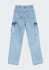 Pantalones cargo de mezclilla azul claro con un corte holgado, que cuentan con dos bolsillos laterales y bolsillos traseros, con un lavado desgastado para añadir textura.