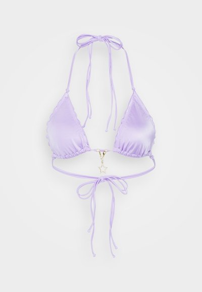 Levandų trikampis maudymosi kostiumėlio viršus su banguotais kraštais, reguliuojamomis juostelėmis ir auksine žvaigždute centre. Švelni, lygi tekstūra.