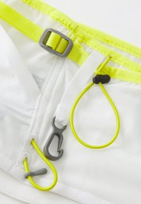 Tessuto bianco con texture a rete presenta hardware grigio, dettagli gialli e coulisse elastiche. Include una fibbia grigia per una regolazione sicura.