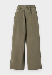 Pantalones de pierna ancha en verde oliva con cinturilla elástica, pliegues en la parte delantera y una textura suave. Sin herrajes ni patrones visibles.