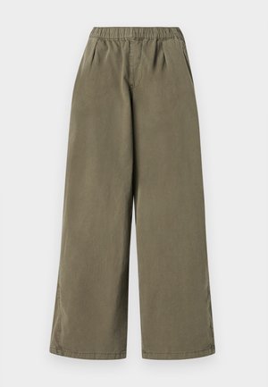 Olivengrønne breddebenede bukser med elastisk talje, plisseringer fortil og en glat tekstur. Ingen synlig hardware eller mønstre.