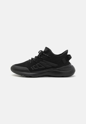 Os sapatos atléticos pretos apresentam um upper em malha, sola amortecida, design aerodinâmico e atacadores elásticos para um ajuste seguro. Os acabamentos em borracha robusta completam o visual.