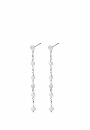 Silberne Ketten-Ohrringe mit fünf gleichmäßig verteilten runden weißen Perlen an jedem Ohrring, befestigt an einem kleinen runden Ohrstecker.