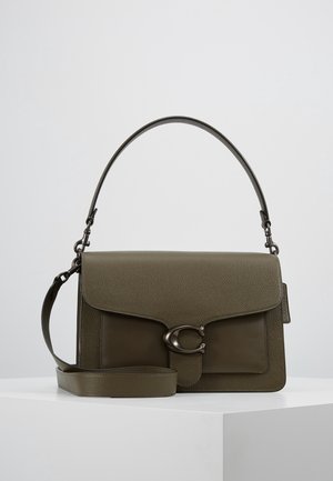 Sac à main structuré en cuir vert olive avec rabat, fermoir métallique en forme de lettre C, poignée supérieure et bandoulière amovible.
