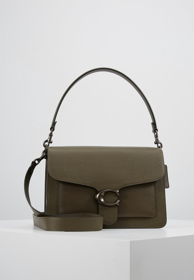 Sac à main structuré en cuir vert olive avec rabat, fermoir métallique en forme de lettre C, poignée supérieure et bandoulière amovible.