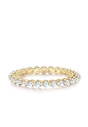 Anello a fascia d'oro con pietre preziose rotonde trasparenti distribuite uniformemente, finitura metallica liscia e elementi di design circolari lungo i bordi.