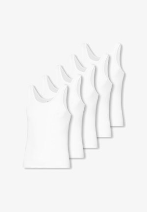 Fem hvide tanktoppe med en scoop-neck, lavet af glat bomuldsstof, med et enkelt, udekoreret design og ingen synlige logoer.
