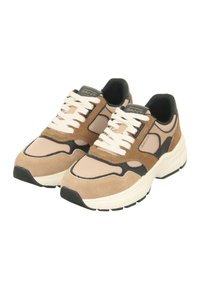 Beige- und braune Wildledersneaker mit schwarzen Akzenten, runder Zehenform, weißen Schnürsenkeln und einer massiven weißen Sohle. Glatte und strukturierte Materialien.