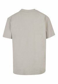Camiseta de algodón gris claro con mangas cortas, un cuello redondo y una textura simple y suave. Sin logotipos ni adornos visibles.