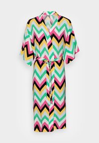Multi-kleurige zigzag patroon badjas met een strikceintuur, korte mouwen en een lichte stof met roze, groen, geel en zwarte accenten.