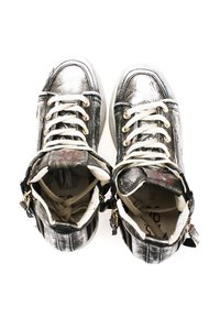 Hoge sneakers in metallic zilverleer met witte veters, gouden oogjes en ritsen aan de zijkanten; gevoerde tong en kraag.