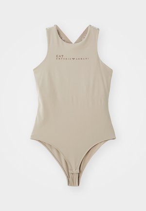 Beige egyrészes fürdőruha magas nyakkivágással, kereszthát kialakítással és barna EA7 Emporio Armani logóval a mellkasán. Simább textúra.