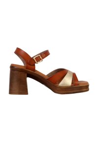 Braune Leder High-Heel Sandalen mit einem goldenen/metallischen Riemen, verstellbarem Knöchelverschluss und einem strukturierten Holzblockabsatz.