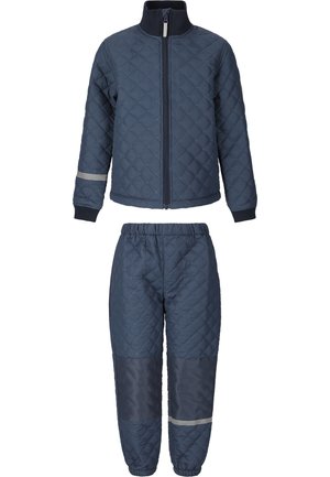 Marineblå quiltet jakke med frontlynlås og matchende bukser med elastisk talje og forstærkede knælapper, begge med reflekterende bånd.