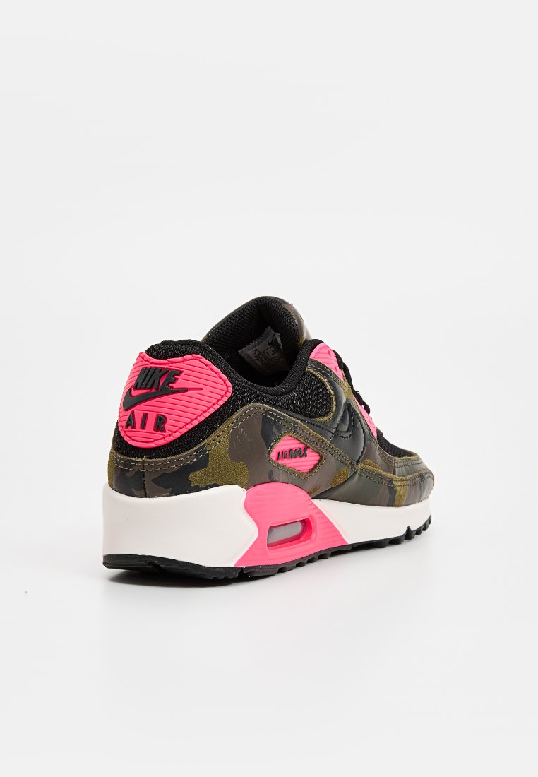 Baskets Nike Air Max avec un design camouflage. Tissu en maille noire, accents roses et une semelle intermédiaire blanche avec une unité air visible.