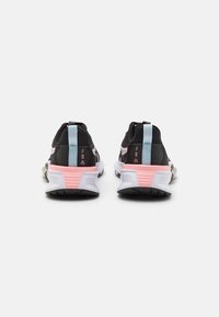 Svarta atletiska skor med rosa och ljusblå detaljer, andningsbar mesh-ovandel, vadderad krage och kontrasterande vit sula.