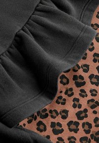 Next PEPLUM CREW AND SET - REGULAR FIT - Bluză de molton - animal