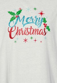 Světlá šedá látka nese nápis "Veselé Vánoce" třpytivým modrým a červeným písmem, obklopeným cesmínou, sněhovými vločkami a hvězdami v různých barvách.