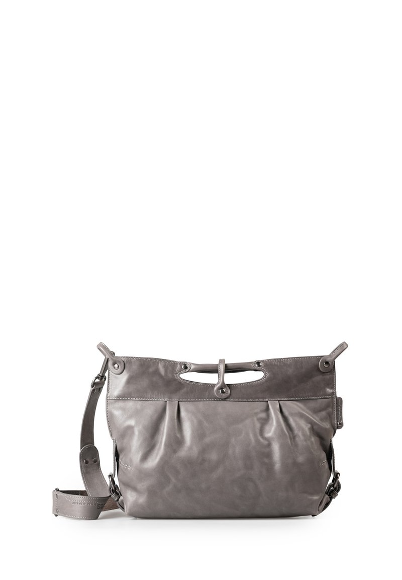 Grijze leren schoudertas met een gladde textuur, voorzien van een unieke uitsnede-handgreep, geplooide voorkant en een verstelbare schouderband.