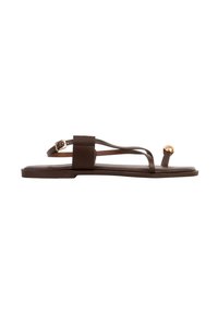 Sandale plate en cuir marron avec boucle d'orteil ornée d'un accent rond doré et bride de cheville réglable avec une petite boucle dorée.