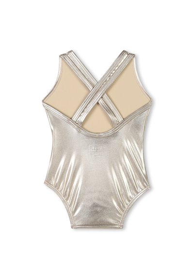 Maillot de bain argent métallique avec un design croisé dans le dos, présentant une doublure beige mate et un tissu texturé. Convient pour la natation ou les vêtements de sport.