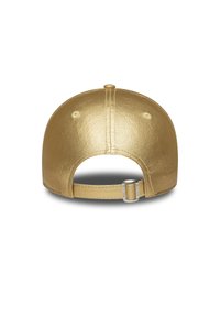 Goldene Baseballmütze mit einer strukturierten metallischen Oberfläche, einem verstellbaren Riemen auf der Rückseite und sechs Belüftungslöchern.