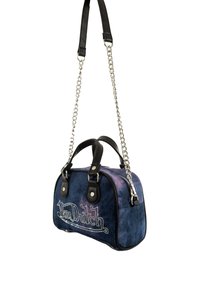 Sac en denim avec des accents en cuir noir, bandoulière en chaîne argentée et forme arrondie. Logo décoratif en strass à l'avant, affichant un dégradé de couleurs.