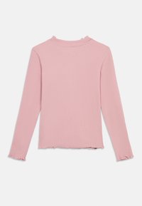 Rózsaszín bordázott hosszú ujjú felső magasított nyakkal. A váll- és derékrészen fodros szegélyű, texturált, testhez simuló kialakítású.