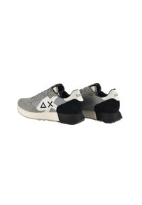 Sneaker in suede e mesh grigio con logo bianco, dettagli neri e suola texturizzata. Presenta un tallone imbottito e un design con lacci.