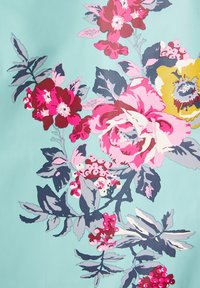 Blomsterdesign af stof med store rosa og gule roser på en turkise baggrund, prydet med mørkegrønne blade og røde bær.