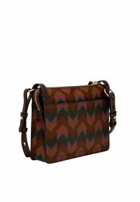 Sac bandoulière marron avec un motif en chevron orange, vert et rose. Doté d'une fermeture éclair dorée et d'une bandoulière marron réglable. Surface texturée.