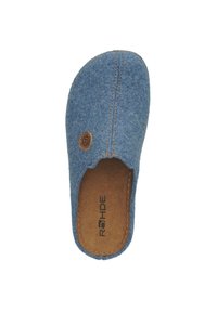 Chausson en feutre bleu avec une forme arrondie. Présente des coutures marron et un détail de logo sur le côté. Texture douce avec une semelle plate, idéale pour l'intérieur.