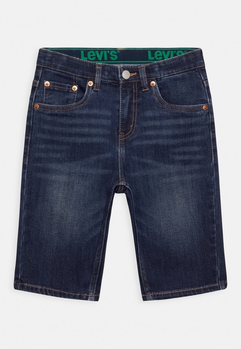Shorts in denim blu scuro con taglio dritto, cinque tasche, rivetti in rame e un cinturino con logo verde Levi's. Texture liscia.