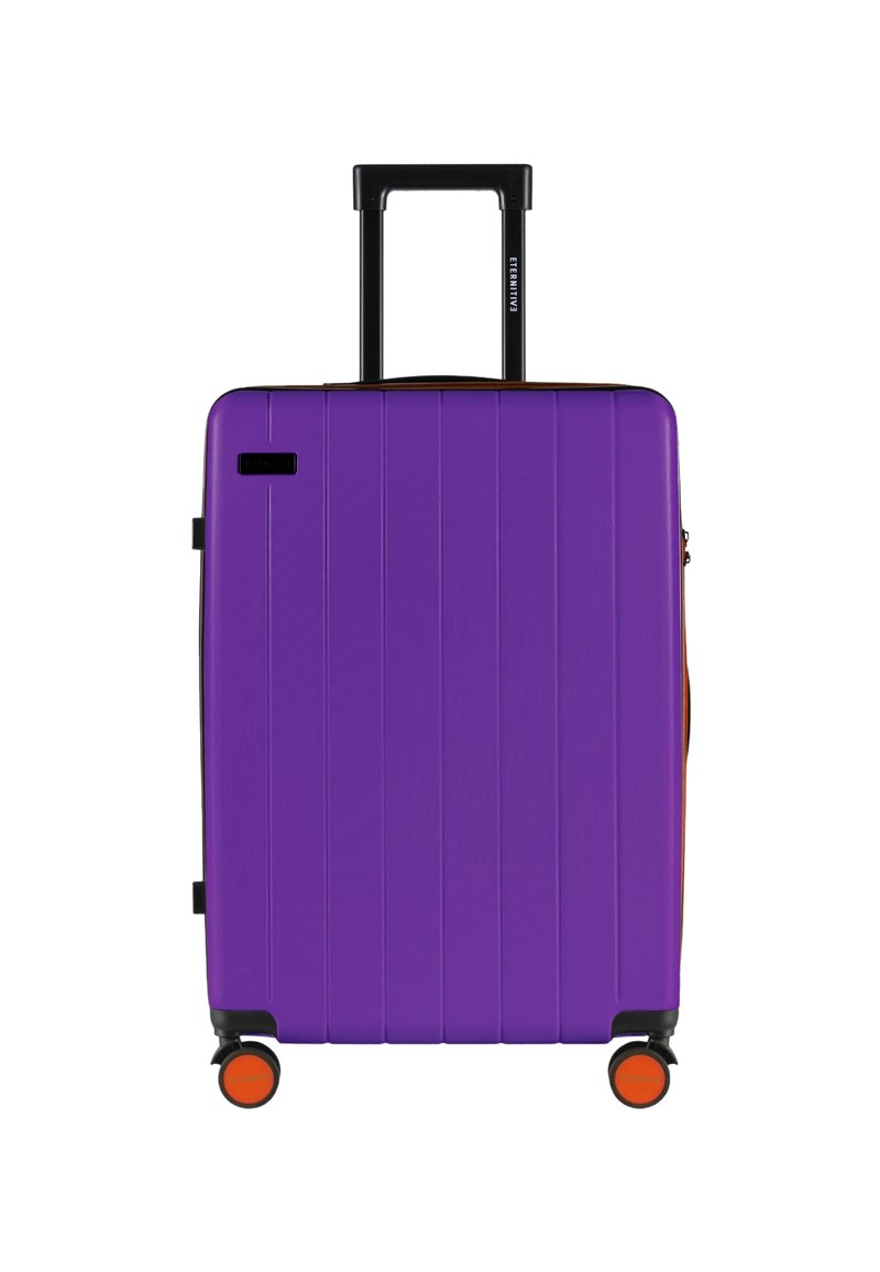 Fioletowa, twarda walizka z pionowymi rowkami, składanym czarnym uchwytem i pomarańczowymi kołami akcentującymi. Zamek błyskawiczny z boczną kieszenią.
