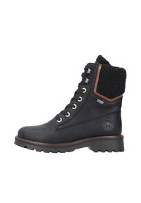 Botas negras de cuero con cordones, con un cuello de forro de lana texturizada negra, ojales de metal y un acento marrón en contraste en el costado.