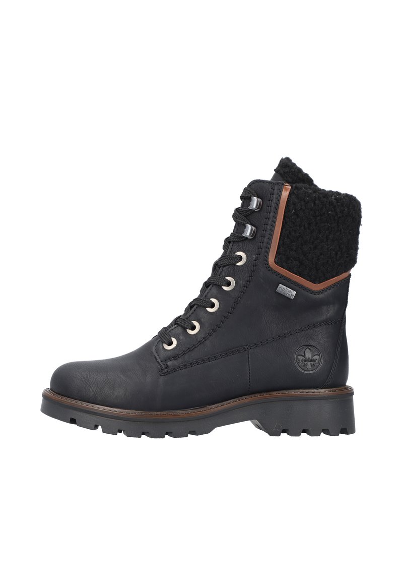 Botas negras de cuero con cordones, con un cuello de forro de lana texturizada negra, ojales de metal y un acento marrón en contraste en el costado.