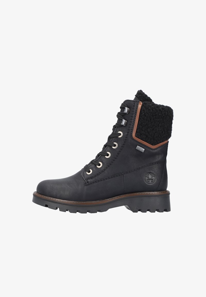 Botas negras de cuero con cordones, con un cuello de forro de lana texturizada negra, ojales de metal y un acento marrón en contraste en el costado.