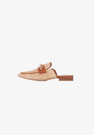 Mule intrecciata color cuoio con punta appuntita, tacco basso impilato e cinturino in pelle marrone adornato con dettaglio fibbia dorata.