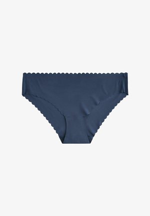 Marineblauwe onderbroek met gegolfde rand, gemaakt van een gladde stof, in een slipstijl met een naadloze pasvorm en minimale hardwaredetails.