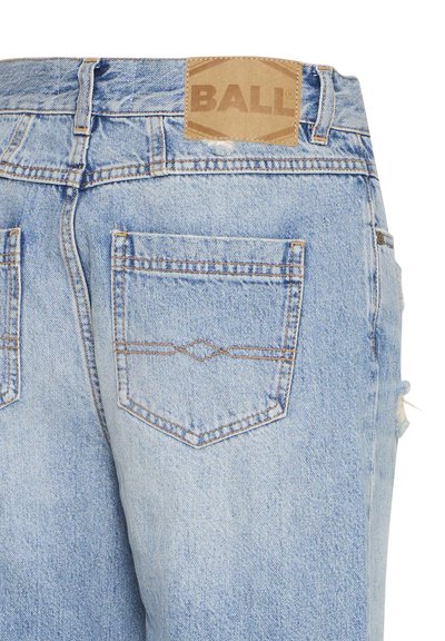 Lichtblauwe denim jeans met een bruine leren label. Heeft twee achterzakken met gestikt detail en een versleten gebied bij de zoom.