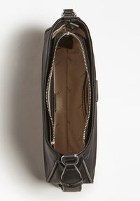 Sort nylon taske med glat tekstur, lynlåsåbning og beige inderforing. Har sølvfarvet hardware og en sidestrop.