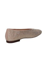 Ballerina in pelle rosa pallido con tomaia testurizzata densamente ricoperta di strass trasparenti, punta arrotondata e suola bassa marrone.